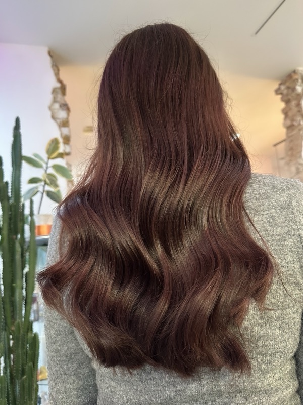 Pielęgnacja koloru — głęboki czekoladowy brąz z lśniącymi falami, po metamorfozie