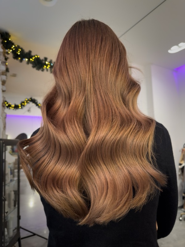Karmelowy balayage — miedziane i karmelowe refleksy z falami, po metamorfozie