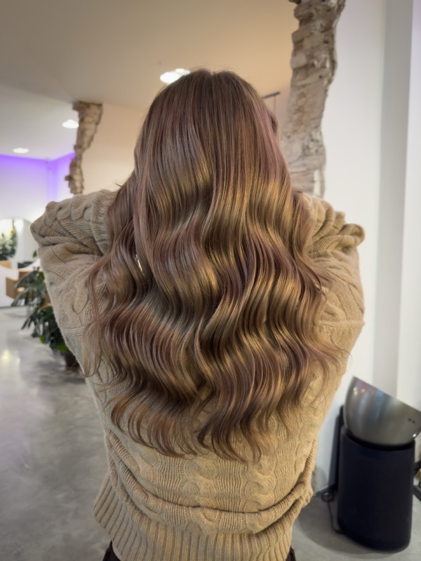 Refleksy i głębia — ciepły brąz z karmelowymi refleksami i falami, po metamorfozie