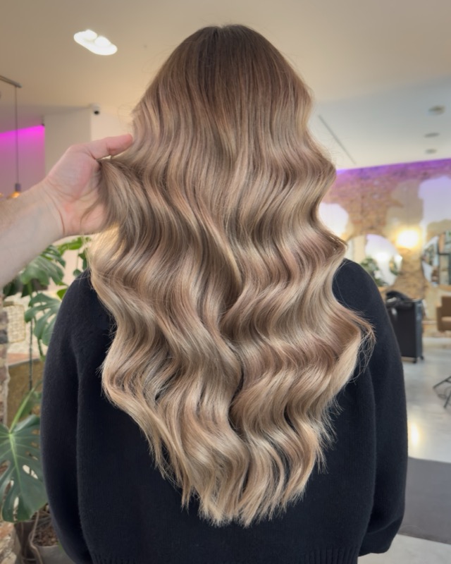 Rozjaśnianie — czysty jasny blond z subtelnymi falami, po metamorfozie