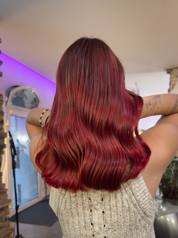 Koloryzacja fashion — intensywna wielowymiarowa czerwień z falami, po metamorfozie