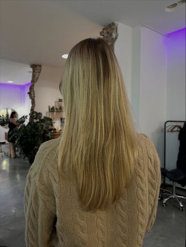 Refleksy i głębia — brudny blond z odrostami, przed metamorfozą