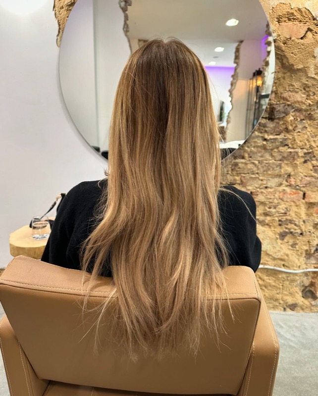 Rozjaśnianie — matowy blond z odrostami, przed metamorfozą